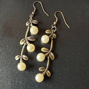 Elegant Gold Leaf and Pearl Earrings